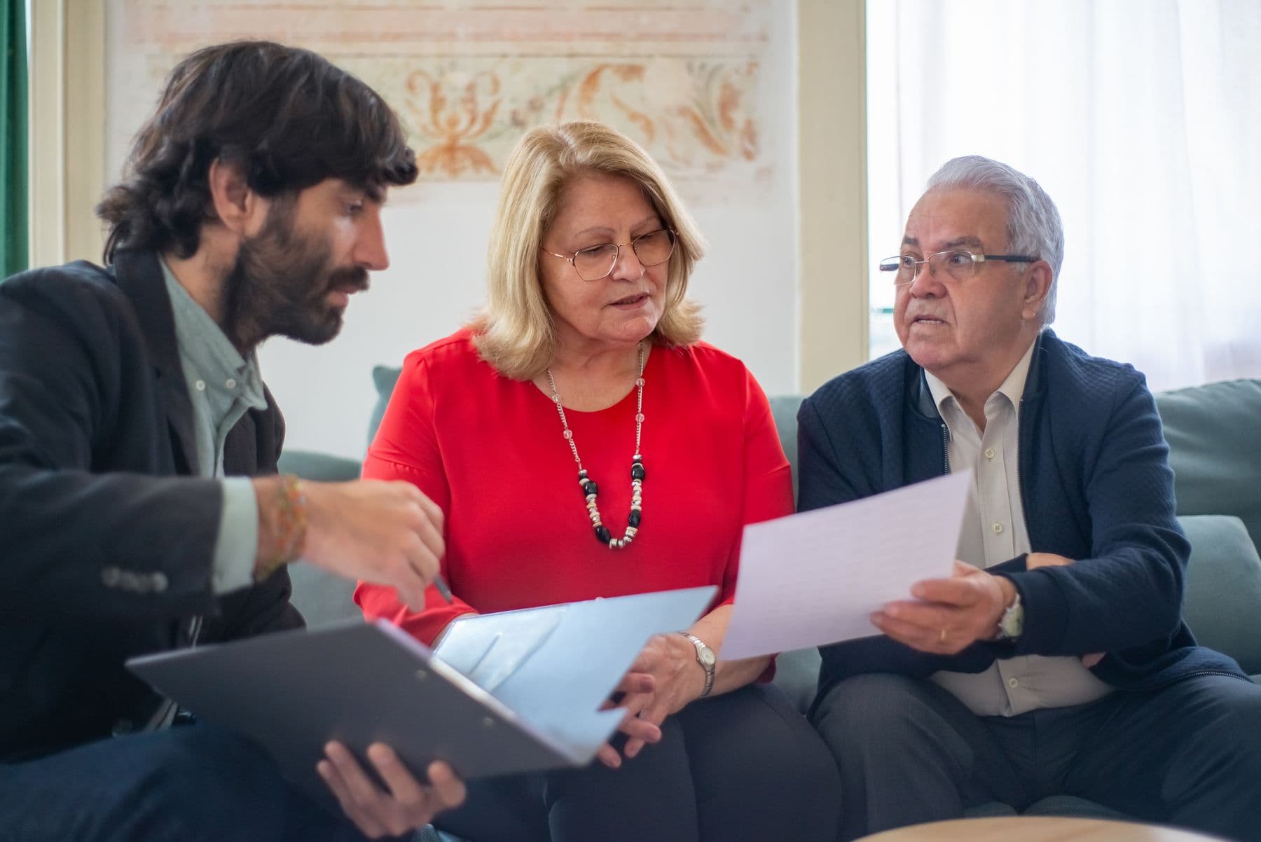 Un conseiller présente le dossier du projet à des copropriétaires