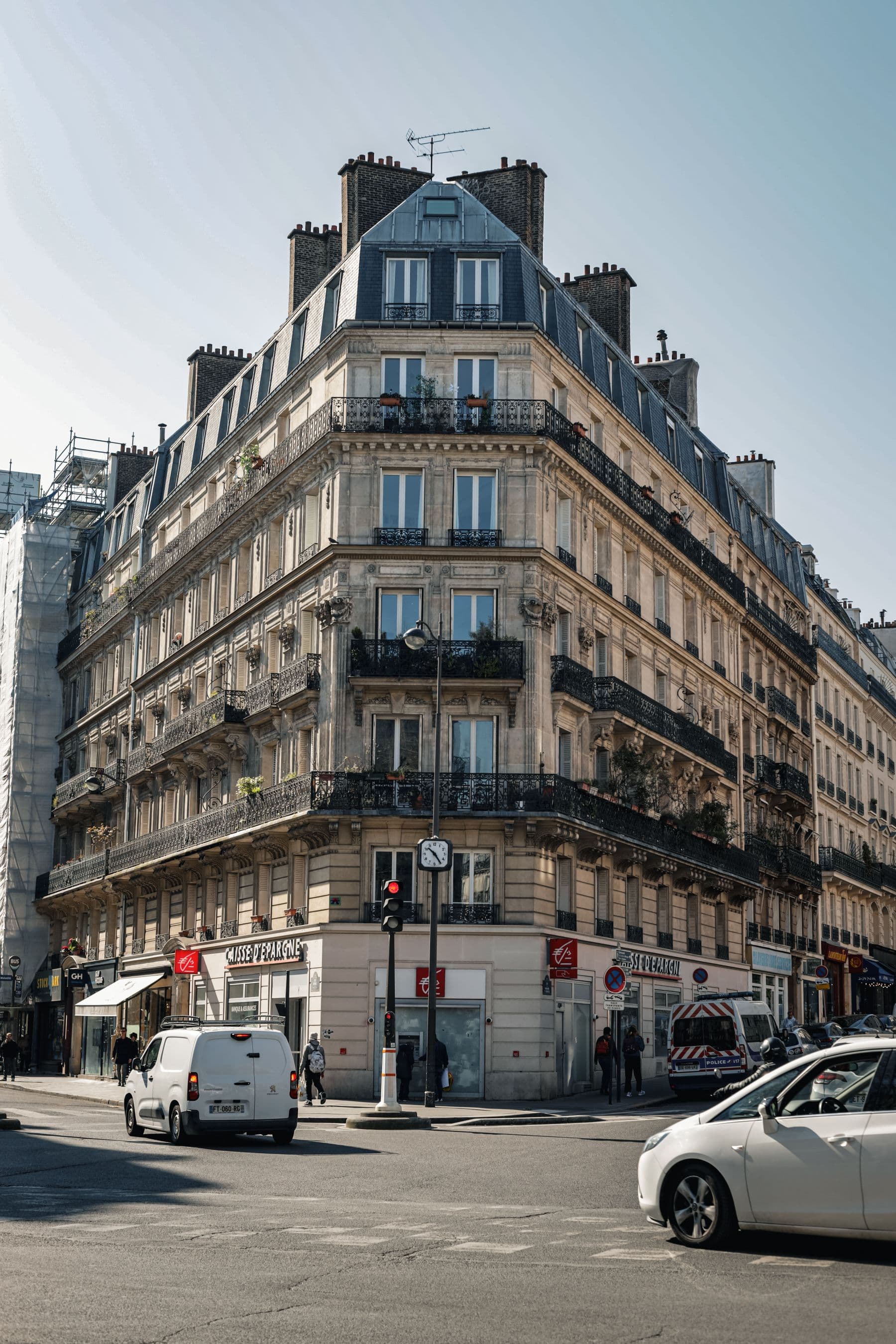 Façade d'immeuble parisien préservée