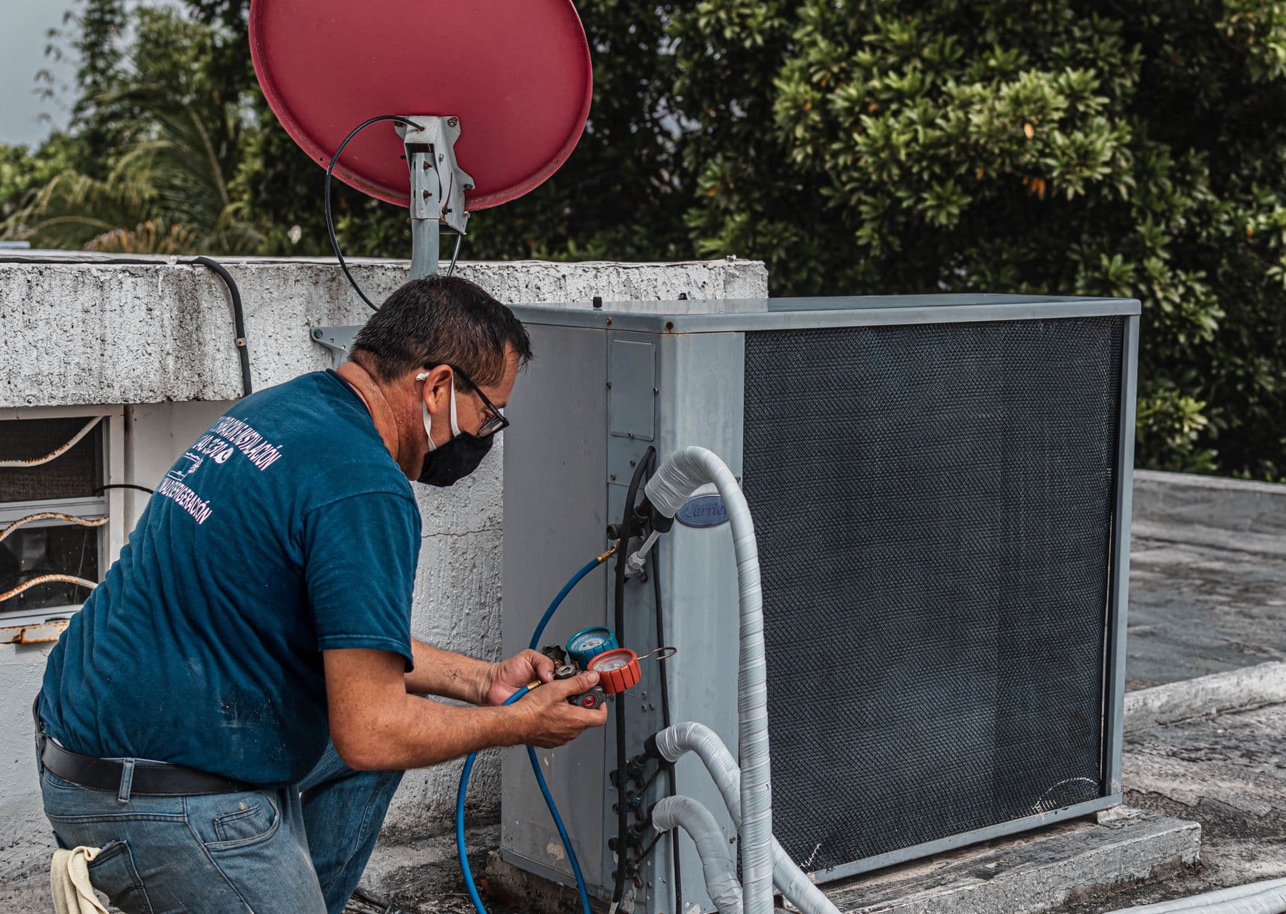 Un technicien contrôle une unité de climatisation