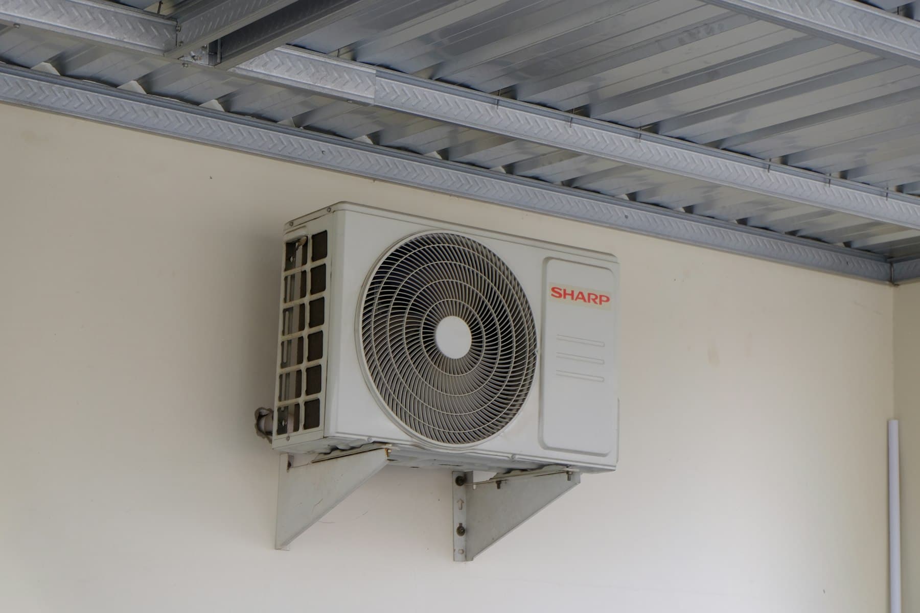 Unité extérieure de climatisation fixée en façade