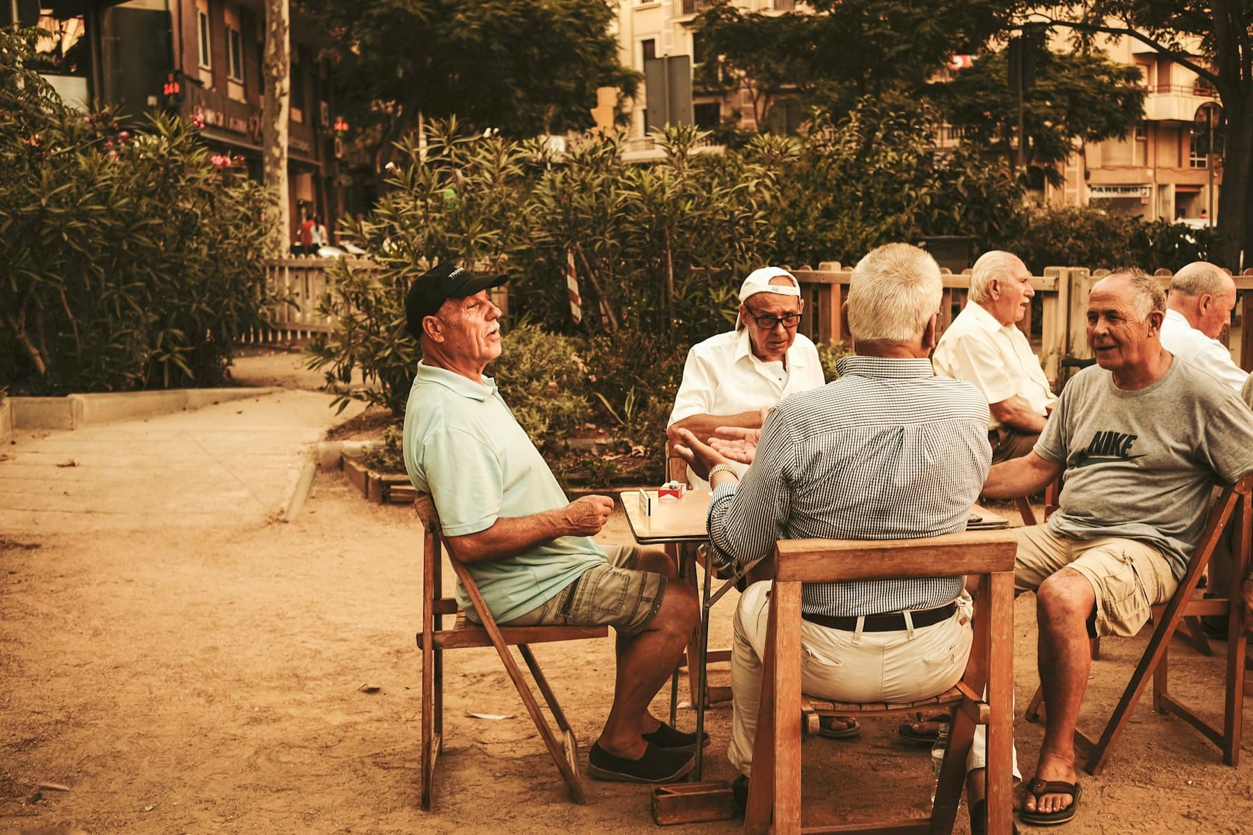 Des voisins réunis dans le jardin de leur immeuble